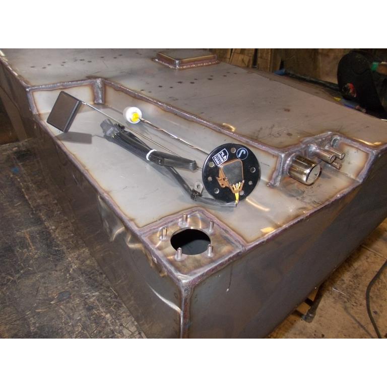 Доп бак 135 литров в задний свес вместо запасного колеса. Машина сток (эконом)