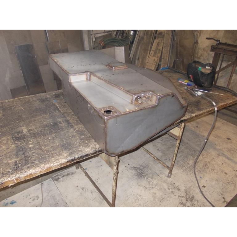 Доп бак 135 литров в задний свес вместо запасного колеса. Машина сток (эконом)